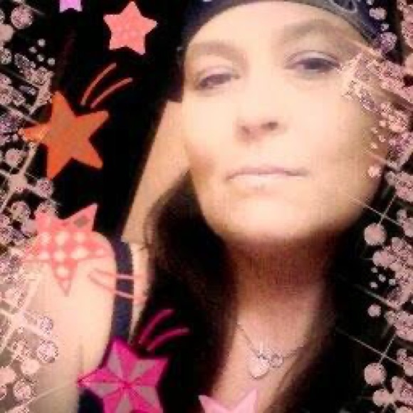 Meet your Poshers, DaPursePlace! - Picture 8 of 15